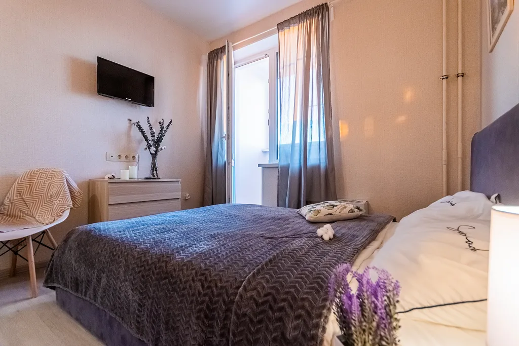 Стильная студия с видом на город в 20 минутах до центра