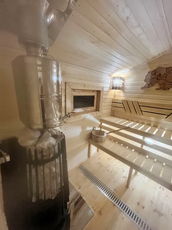 Дом в окружении заповедного леса у подножия горы Варамяки