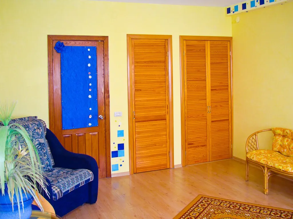 Эллинг на берегу и видом на моря