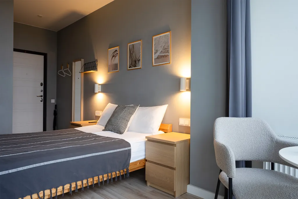 Квартира Квартира Уютная студия Серая с панорамными окнами и балконом в центре — Калининград