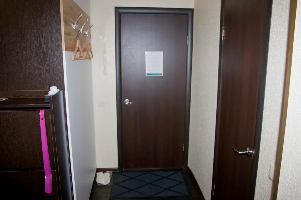 Яркая теплая студия с красным диваном