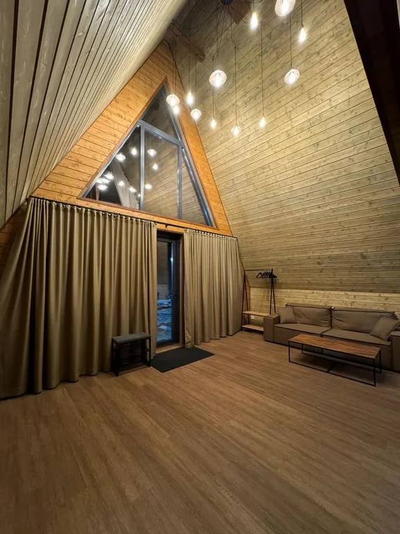 Коттедж в живописной части города с баней, мангалом и беседками