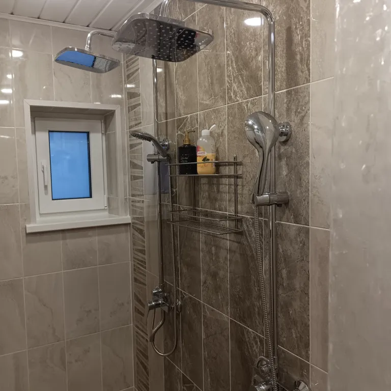 Дом на песчаном берегу озера