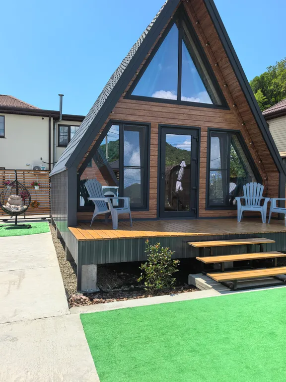 Уютный дом a-frame с видом на горы на побережье Чёрного моря