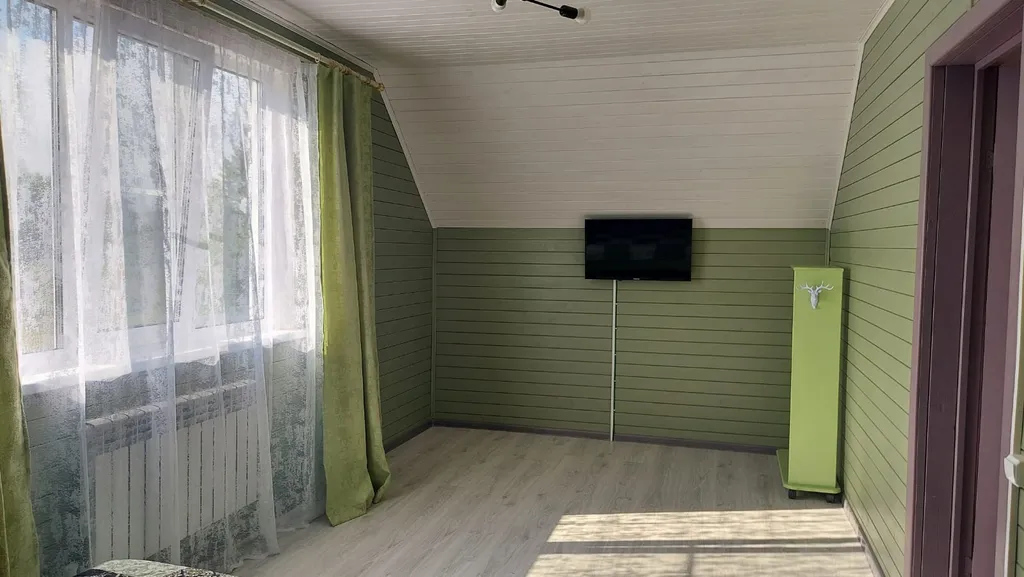 Современный дом с видом на лес