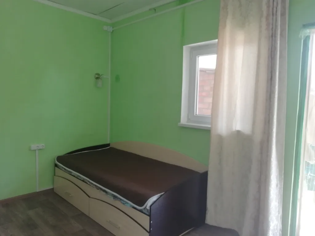 Домик с двумя спальнями и террасой с садовой мебелью