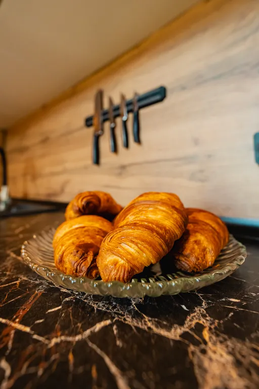 Дом с деревом