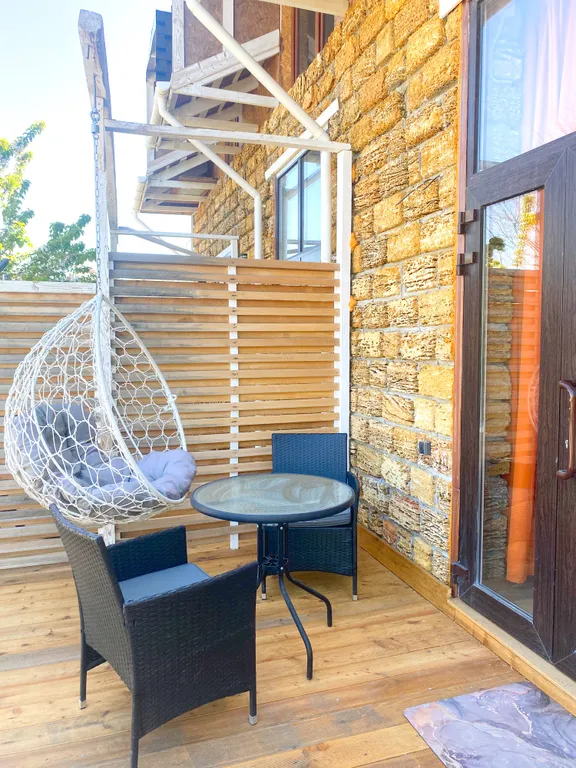 Дом с подогреваем бассейном, зоной отдыха в самом центре Новороссийска