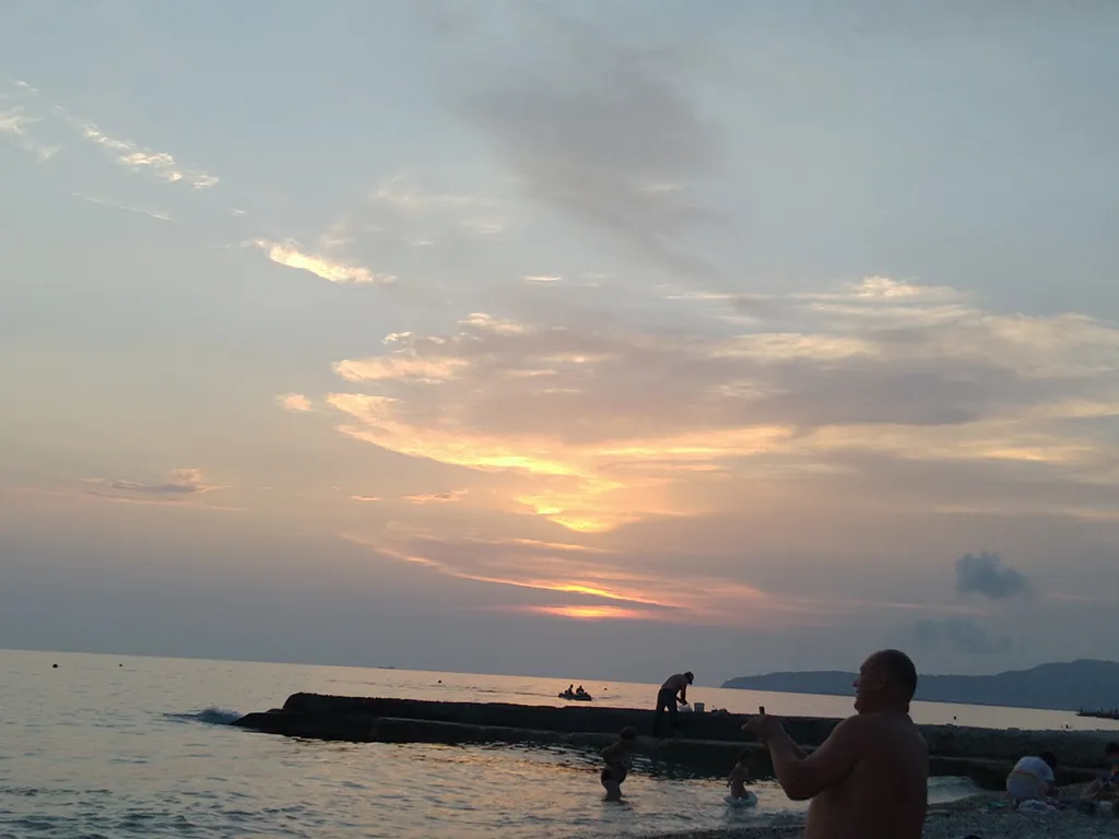 Бревенчатый дом в лесу с бассейном