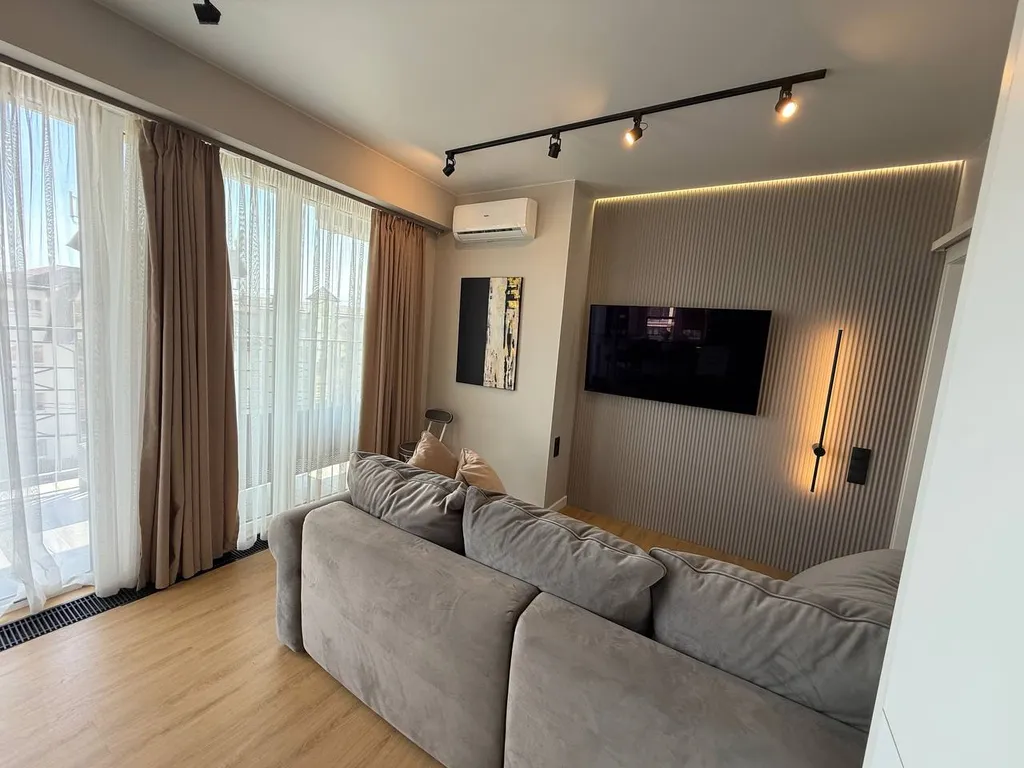 У моря: стильная евротрешка с двумя балконами и видом