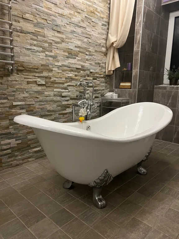 Дом с бассейном и бильярдом