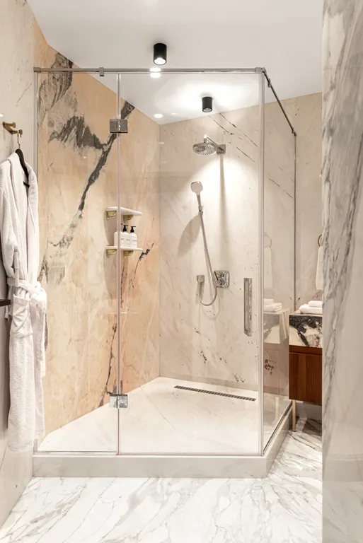 Роскошный апартамент Табрис на 81 этаже с ванной у окна в спальне