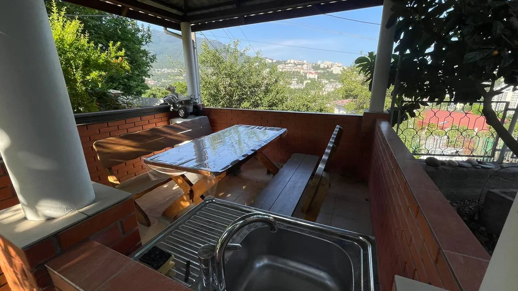 Квартира в гoстевом дoмике в цeнтре с видом на горы