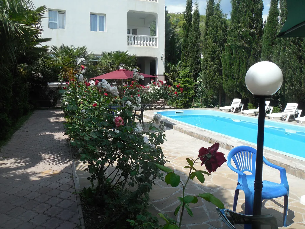 Квартира Комната с видом на бассейн на Вилле Чайка — аренда посуточно в Рыбачье