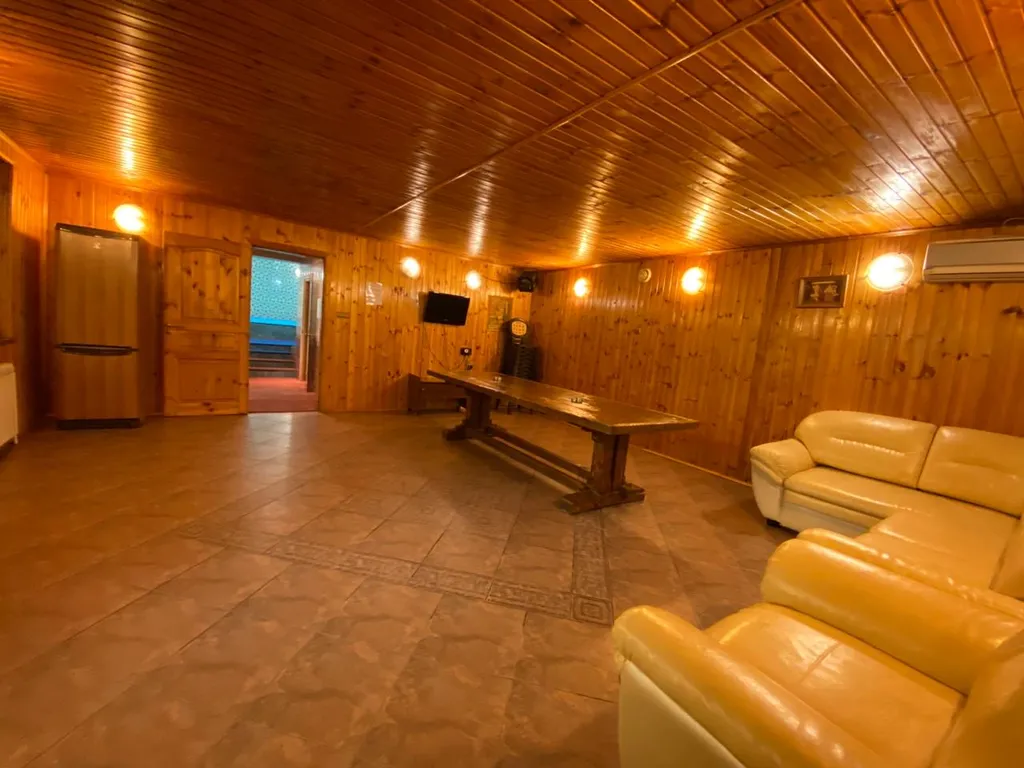 Коттедж Коттедж с большим бассейном — Черное