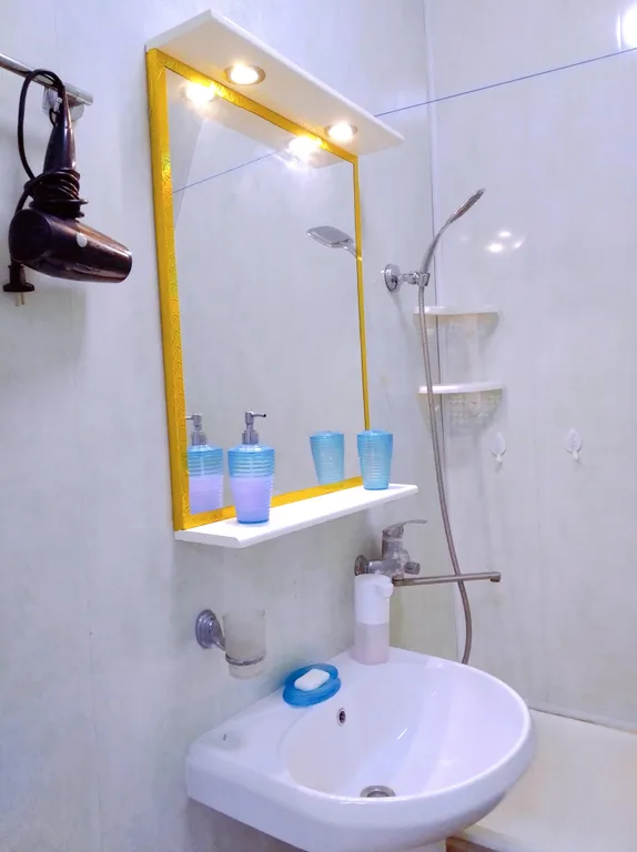 Коттедж Двухэтажный домик с парковкой — Евпатория