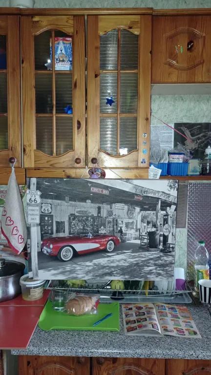 Комната с собственным балконом, где можно курить, электроплитой, вид Питер