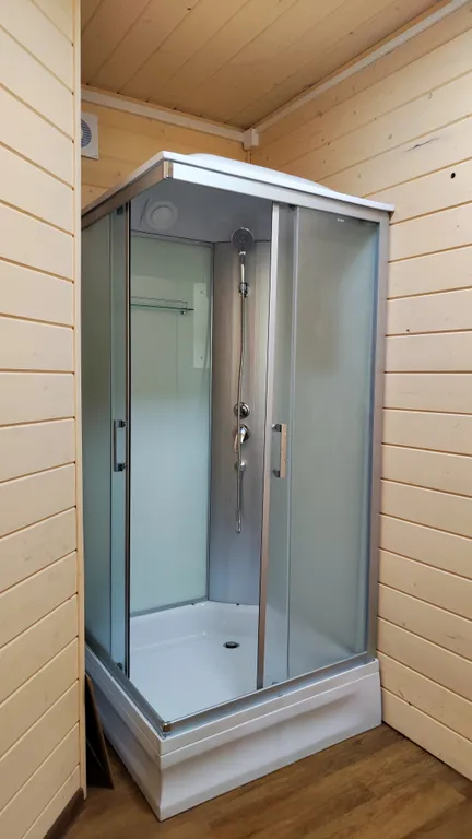 Коттедж Коттедж Амфрейм 6 местный у озера с баней, чаном и детской площадкой с батутом — Ланино