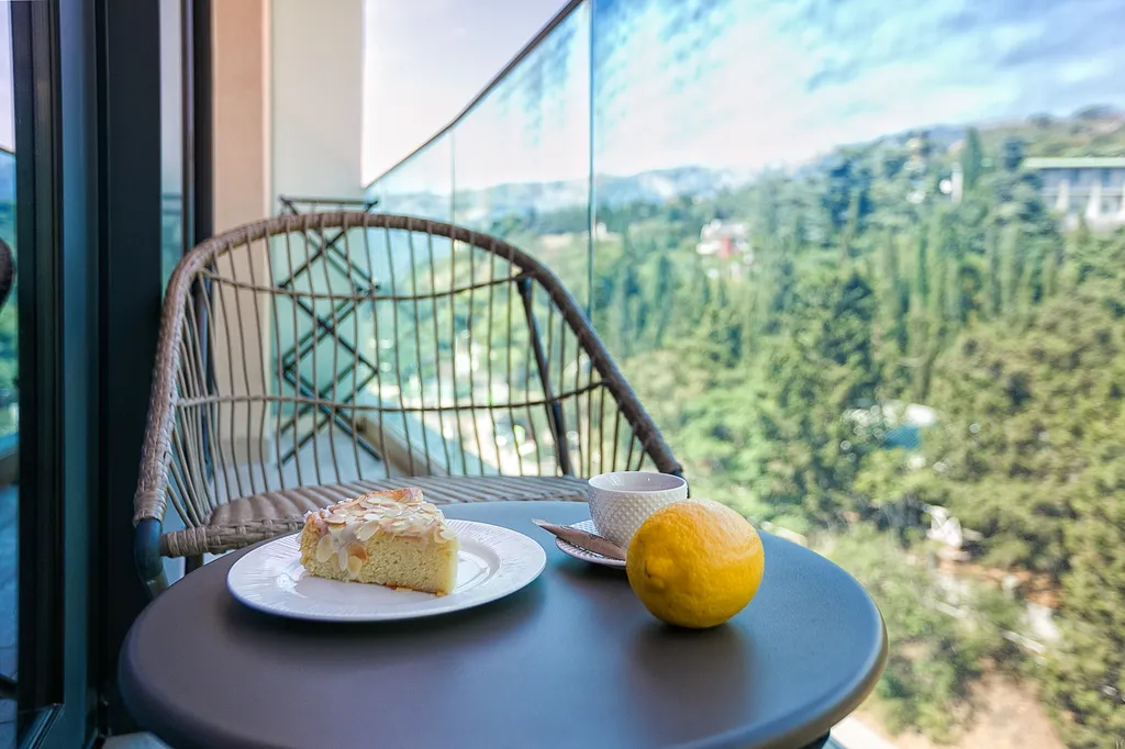 Студия с панорамой на горы