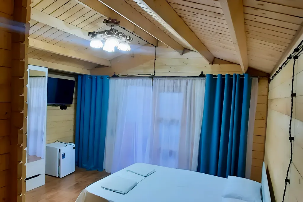 Эко-домик у моря на белых скалах