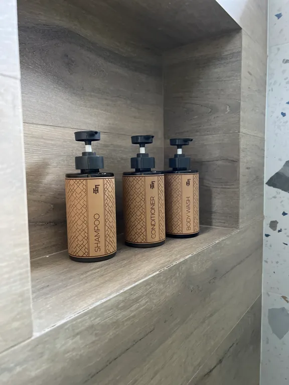 Просторный дом с камином в сосновом лесу