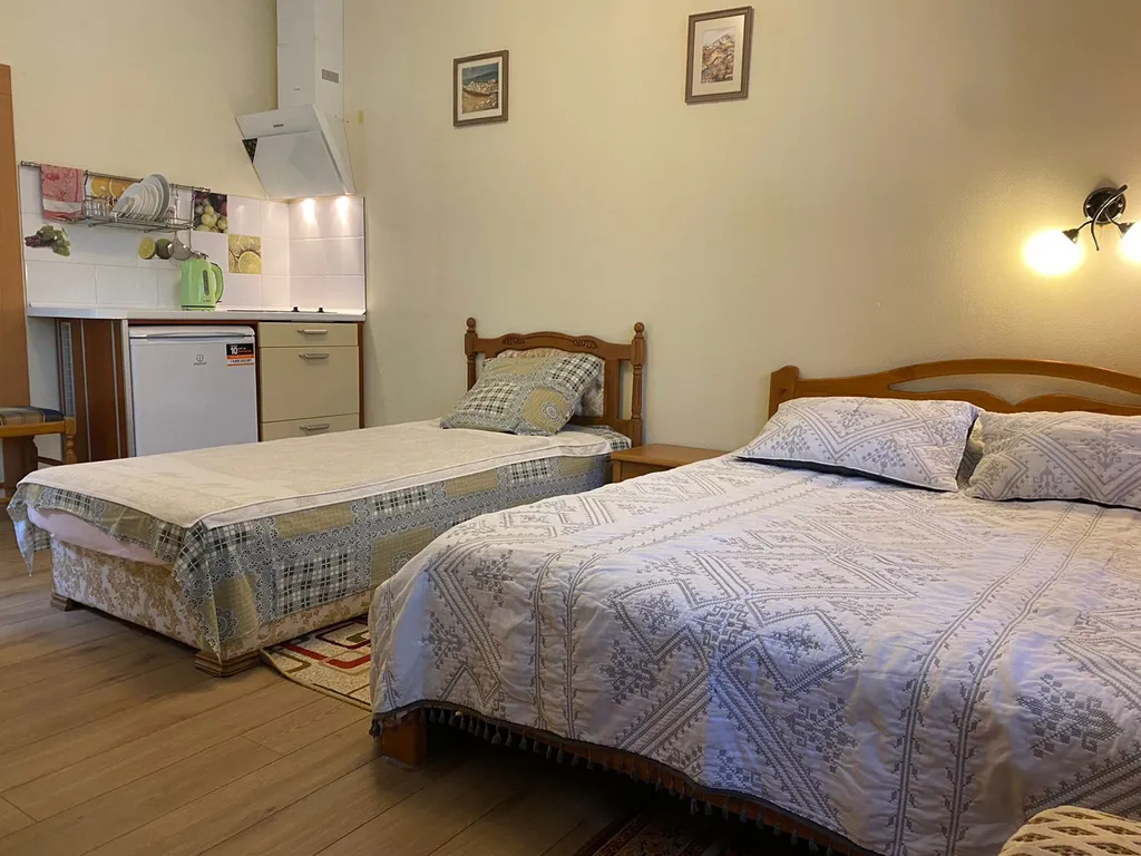 Уютный домик с двориком в центре города у моря