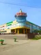 Кроме того, в 50 метрах от дома находятся два торговых центра, в которых расположены фуд-корты, продуктовые и хозяйственные магазины.