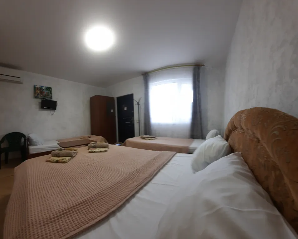 Квартира Уютная комната с удобствами, отдельный вход со двора, бассейн — Кучугуры