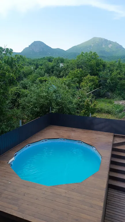 Большой деревянный треугольный дом (афрейм) с видом на бештау