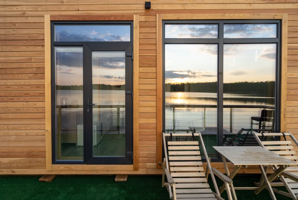 Дом на воде на озера Таир