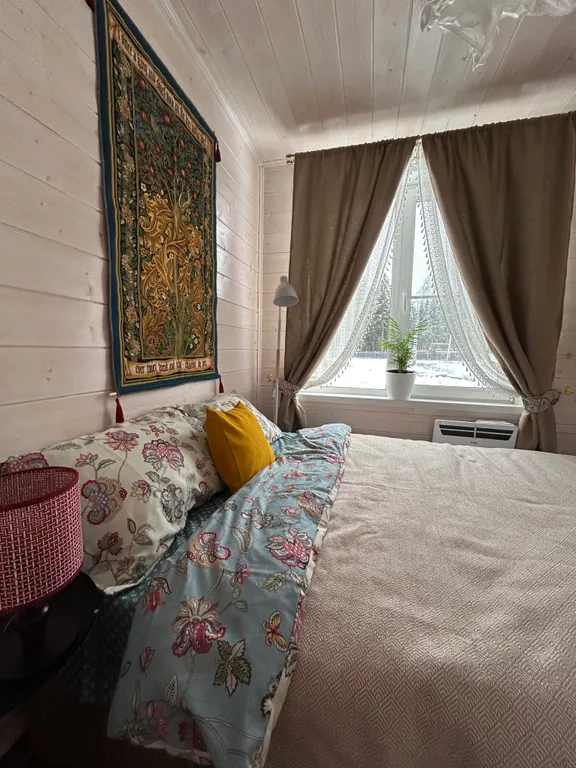 Голландский домик у леса