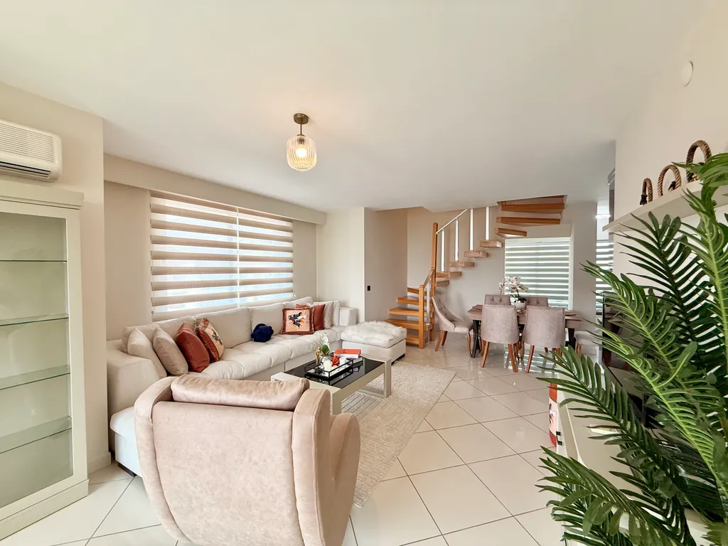 Двухуровневые апартаменты с видом на море и горы