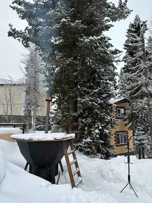 Двухэтажный дом на горе у подъёмника