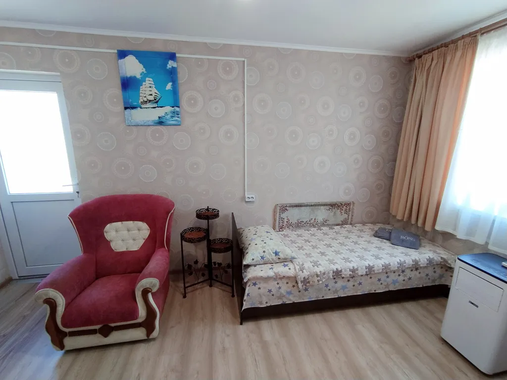 Двухэтажный трёхкомнатный дом Крым с кухней и двором под ключ