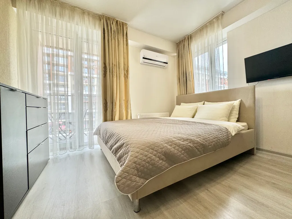 Студия с видом на бассейн