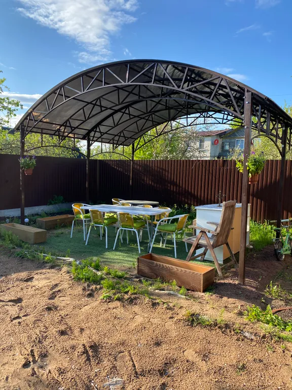 Дом с елкой и снеговиком, за домом манеж с лошадьми