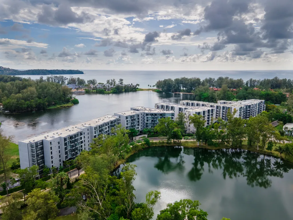 Две спальни с видом на озеро и море