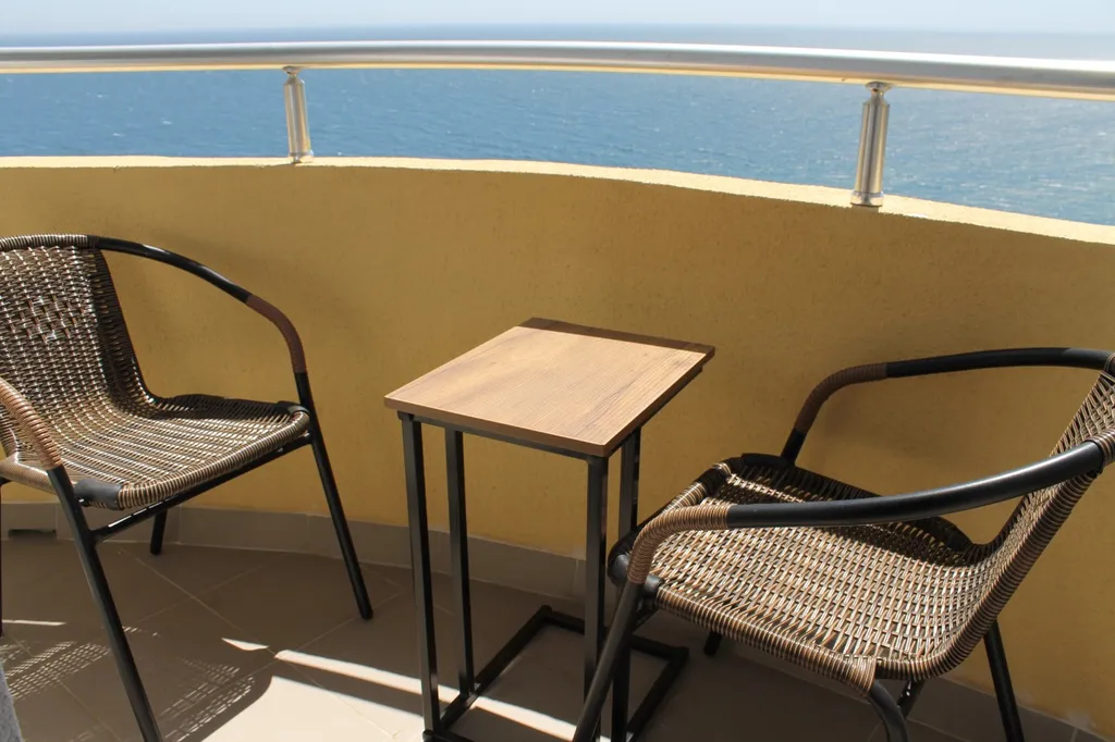 Шикарный двухуровневый апартамент с видом на море и горы