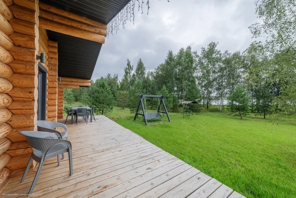 Уютный дом на берегу большого озера