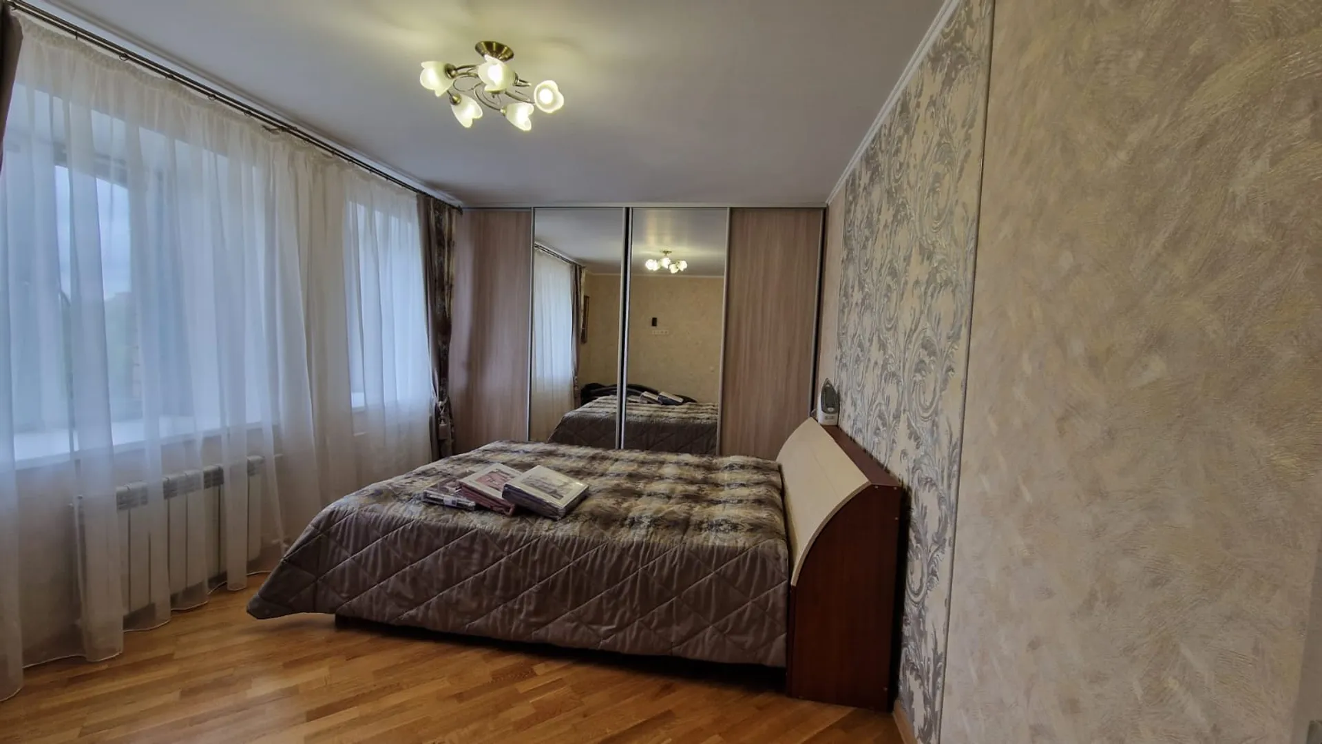 Спальня с большой кроватью и кроватью 1,1 с видом на парк Победы  