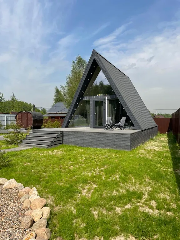 Домик в шалаше в деревне