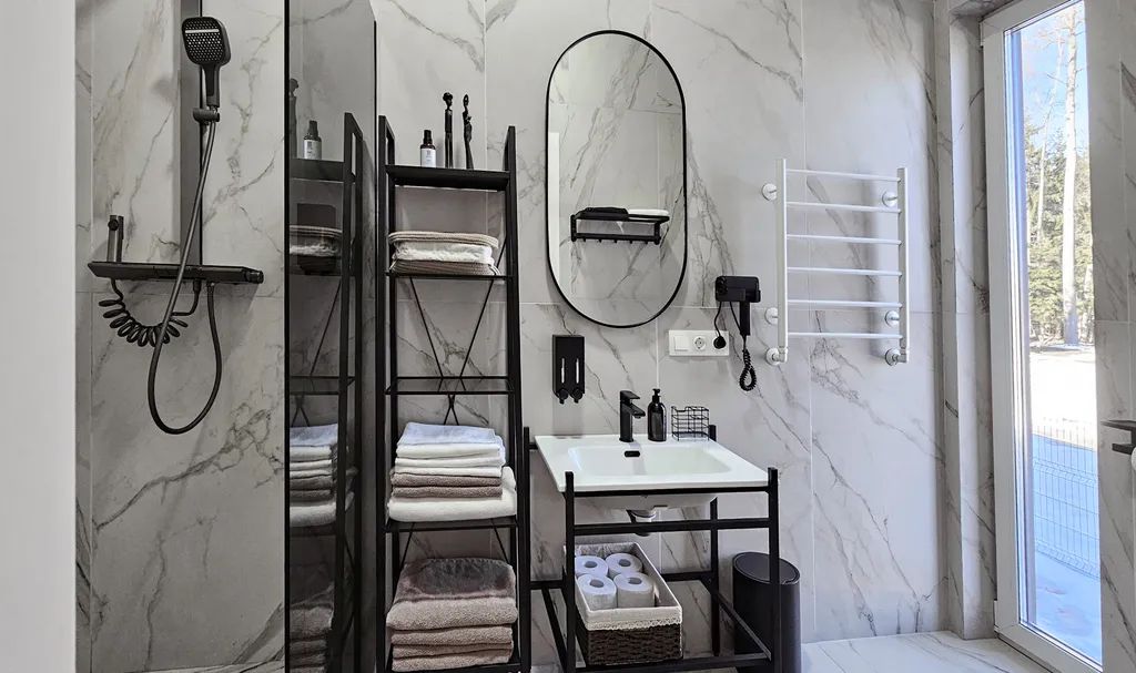 Уютный дом с панорамными окнами и видом на лес