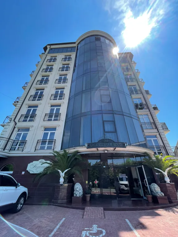 Корона с видом на море