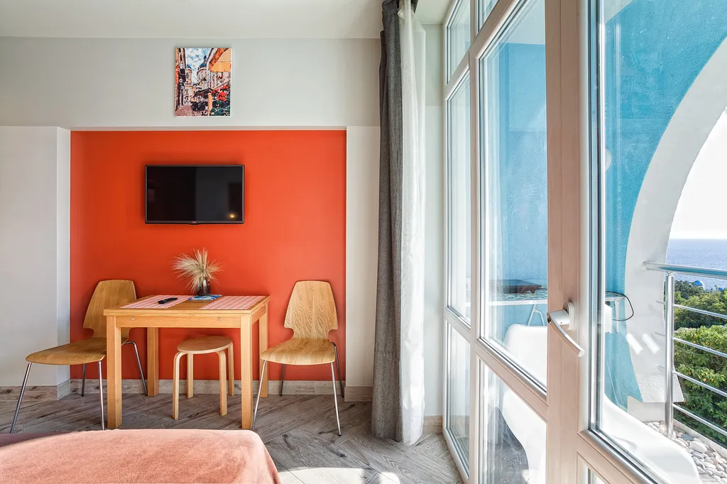 Современная студия с балконом у моря