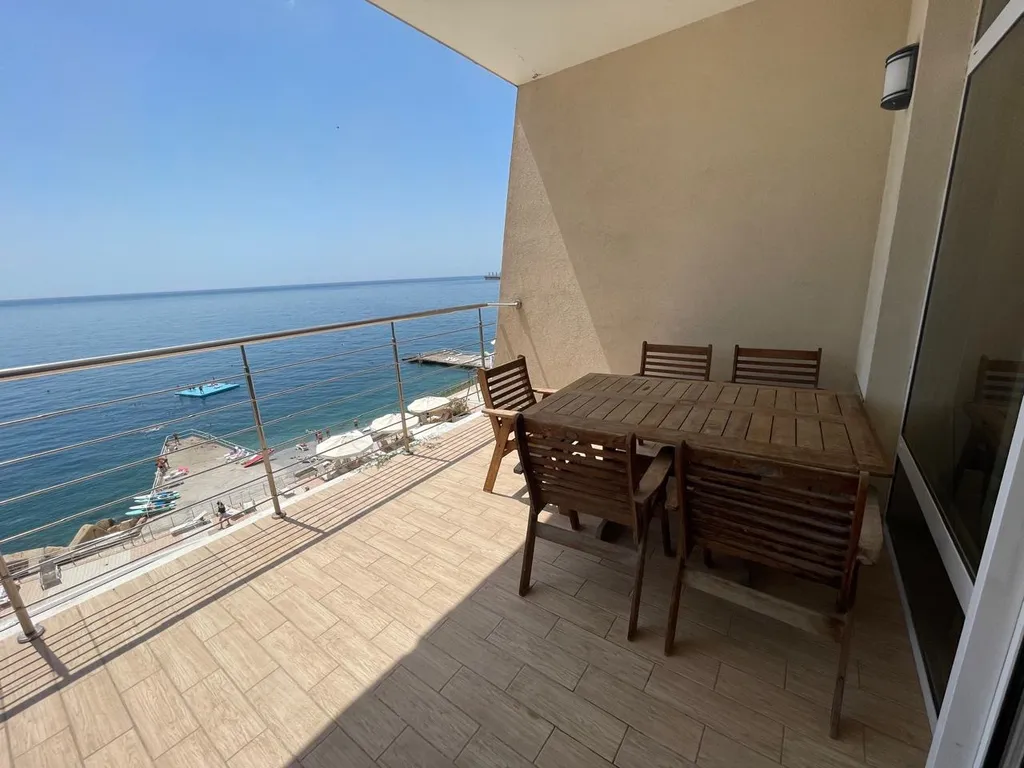 Апарт для семьи из 3 человек на берегу моря, с видовой террасой, кухней