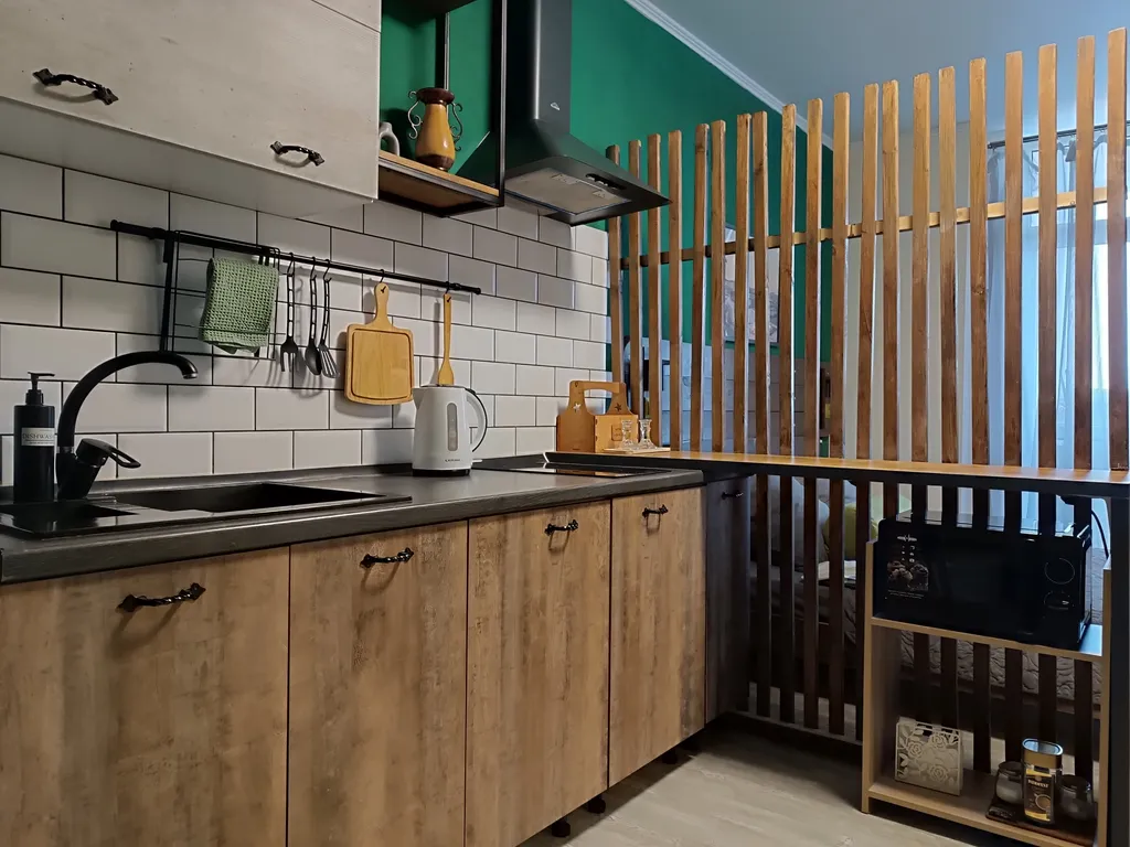 Великолепная студия с интересным дизайном в стиле французского кафе