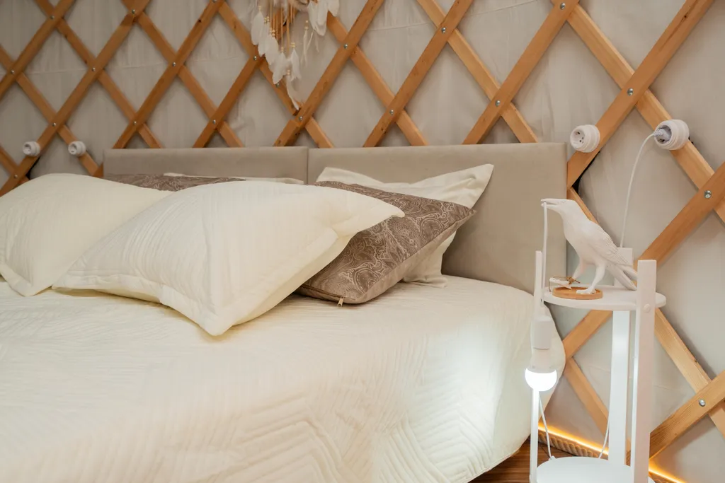 Глэмпинг с большой террасой в лесу