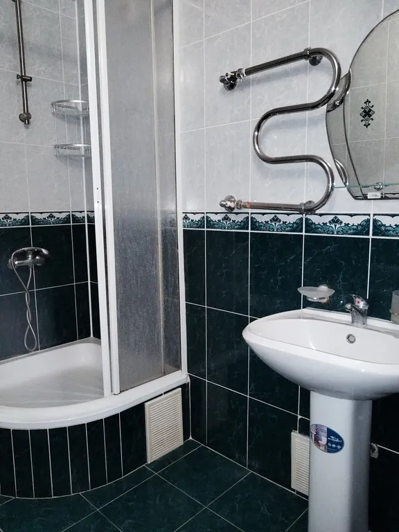 Квартира Квартира Трехместный номер с балконом в гостевом доме "Легенда" с бассейном. — Анапа