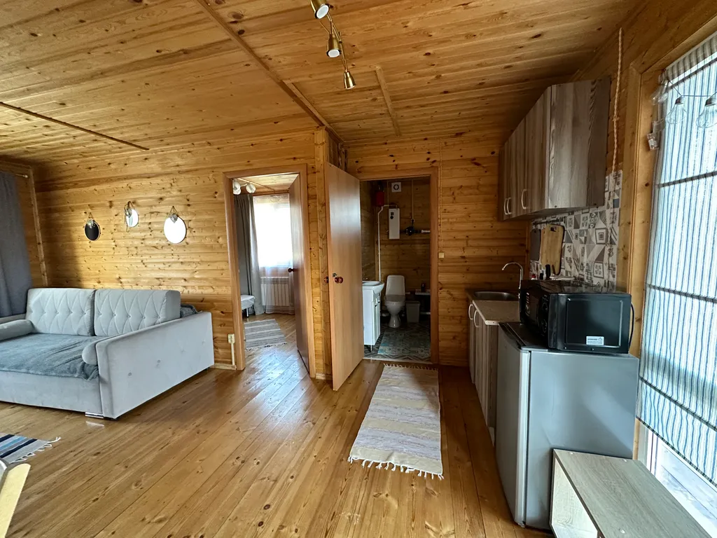 Деревянный коттедж с видом на озеро