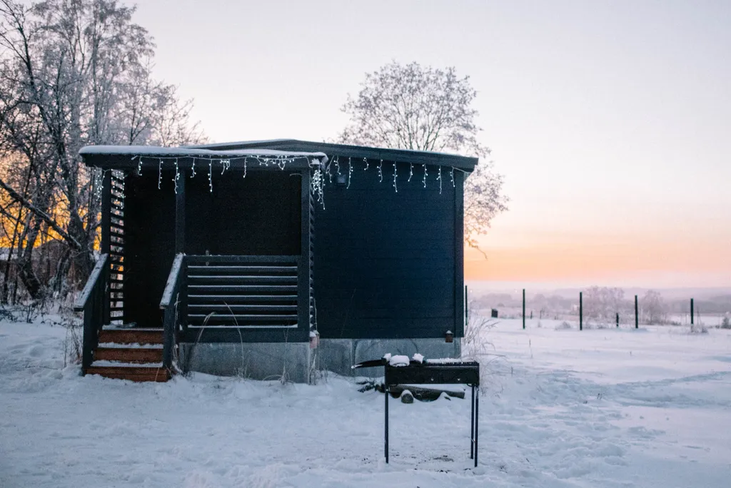 Дом с видом на закат, поле и лес